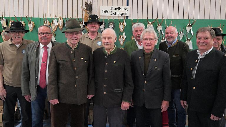 Auf dem Foto von links: Norbert Gehrig (scheidender Hegeringleiter), Wolfgang Kunz (1. Vorsitzender), Dieter Holzer, Edgar Roske (Corpsleiter), Manfred Schmitt, Martin Fischer (scheidender Hegeringleiter), Anton Feser, Ernst Kunesch (Schriftführer), Elmar Kütt (2. Vorsitzender), Heribert Ruppert (scheidender Bläserobmann). Auf dem Foto von links: Norbert Gehrig (scheidender Hegeringleiter), Wolfgang Kunz (1. Vorsitzender), Dieter Holzer, Edgar Roske (Corpsleiter), Manfred Schmitt, Martin Fischer (scheidender Hegeringleiter), Anton Feser, Ernst Kunesch (Schriftführer), Elmar Kütt (2. Vorsitzender), Heribert Ruppert (scheidender Bläserobmann).