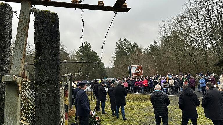 An die Grenzöffnung zwischen Rieht in Thüringen und Zimmerau im Landkreis Rhön-Grabfeld wurde kürzlich bei einer Gedenkveranstaltung am Mahnmal an die Grenzöffnung erinnert.