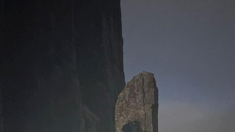 Kletterer auf dem Totem Pole in Tasmanien       -  In schwindelerregender Höhe waren die Kletterer stundenlang auf einem kleinen Felsvorsprung gefangen.