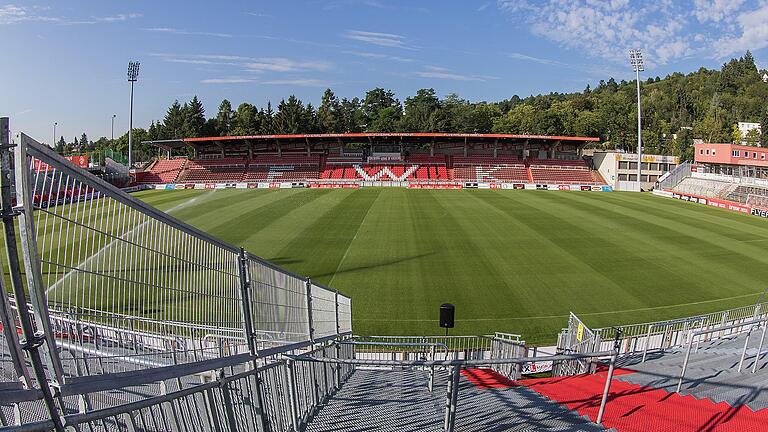 Stadiongesellschaft unter Beobachtung - Die Flyeralarm-Arena am Würzburger Dallenberg. Stadiongesellschaft unter Beobachtung - Die Flyeralarm-Arena am Würzburger Dallenberg.
