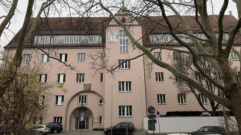 Die Friedrich-Fischer-Schule (FOS/BOS) Schweinfurt in der Goethestraße. Ihre Schüler werden sich weiterhin auf mehrere Standorte verteilen müssen. Die Friedrich-Fischer-Schule (FOS/BOS) Schweinfurt in der Goethestraße. Ihre Schüler werden sich weiterhin auf mehrere Standorte verteilen müssen.