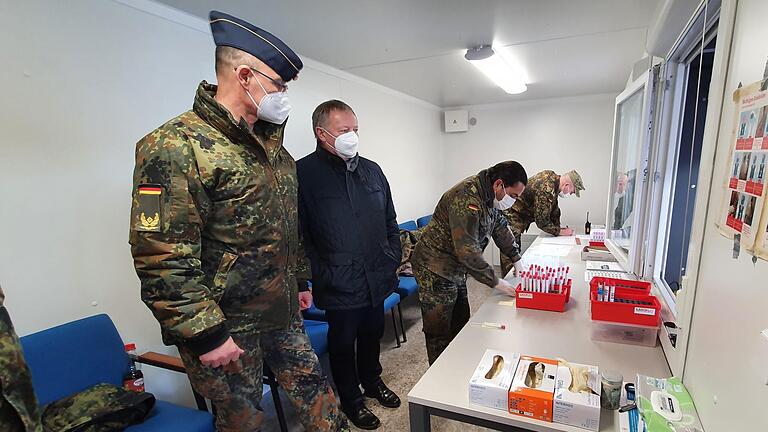 Unterstützungsbesuch in der Corona-Teststrecke in Oerlenbach: (von links) Brigadegeneral Thomas Hambach (Landeskommando Bayern) und Landrat Thomas Bold, mit dem Oberstabsgefreiten Ömer Ülgen und Stabsunteroffizier Waldemar Kiel.       -  Unterstützungsbesuch in der Corona-Teststrecke in Oerlenbach: (von links) Brigadegeneral Thomas Hambach (Landeskommando Bayern) und Landrat Thomas Bold, mit dem Oberstabsgefreiten Ömer Ülgen und Stabsunteroffizier Waldemar Kiel.