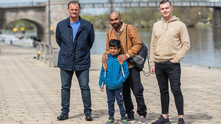 Jochen Burger, Venkata Subba Rao Sadu mit seinem Sohn Mahatru Sadu und Niclas Burger (von links) stehen an der damaligen Unfallstelle am Main in Kitzingen. Die Polizeiinspektion Kitzingen ehrte nun die Lebensretter. Jochen Burger, Venkata Subba Rao Sadu mit seinem Sohn Mahatru Sadu und Niclas Burger (von links) stehen an der damaligen Unfallstelle am Main in Kitzingen. Die Polizeiinspektion Kitzingen ehrte nun die Lebensretter.