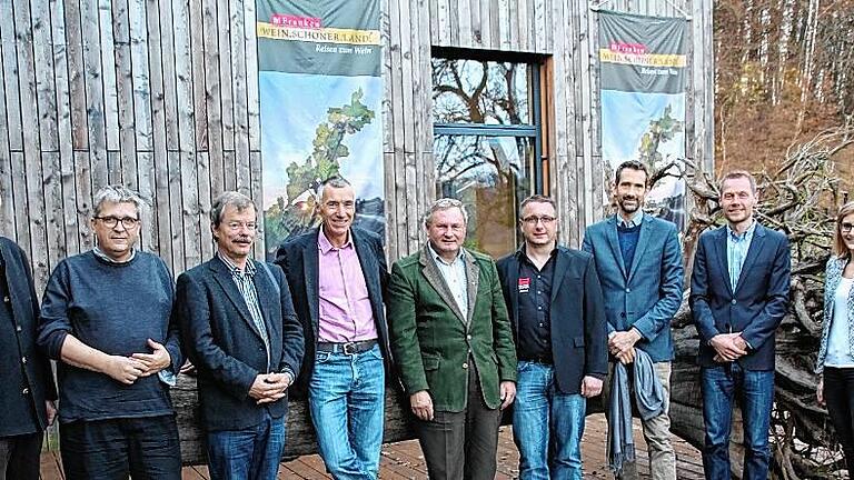 Die Akteure der Fachtagung über die Holznutzung der Zukunft in Handthal: von links Moderator Stephan Thierfelder, Dietmar Riecks, Hannsjörg Pohlmeyer, Professor Klaus Richter, Jürgen Schaffitzel, Roland Frehner, Philip Leube, Stefan Torno und Constanze Haissig.