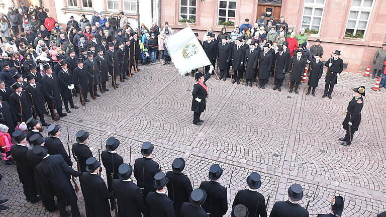 Erstmals schwenkte der neue Fähnrich der Sebastiani-Wehr in Lengfurt, Rüdiger Schreck, die blau-weiße Fahne des Vereins am Nachmittag des Festsonntags auf dem Marktplatz in Lengfurt