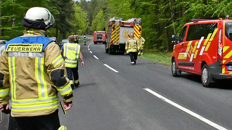 Feuerwehrleute und Feuerwehrfahrzeug beherrschen am Samstag zwischen 11 und 15 Uhr das Straßenbild zwischen Windshausen und Schmalwasser. Feuerwehrleute und Feuerwehrfahrzeug beherrschen am Samstag zwischen 11 und 15 Uhr das Straßenbild zwischen Windshausen und Schmalwasser.