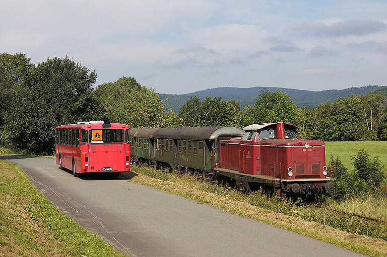 So stellen sich viele Bahngegner das Bild einer Reaktivierung der Steigerwaldbahn vor. Robert Wittek-Brix' Konzept sieht aber statt der schweren Vollbahn moderne Leichtfahrzeuge vor. Bahn und Bus sollen keine Konkurrenz sein, sondern sich im ÖPNV-System ergänzen. So stellen sich viele Bahngegner das Bild einer Reaktivierung der Steigerwaldbahn vor. Robert Wittek-Brix' Konzept sieht aber statt der schweren Vollbahn moderne Leichtfahrzeuge vor. Bahn und Bus sollen keine Konkurrenz sein, sondern sich im ÖPNV-System ergänzen.