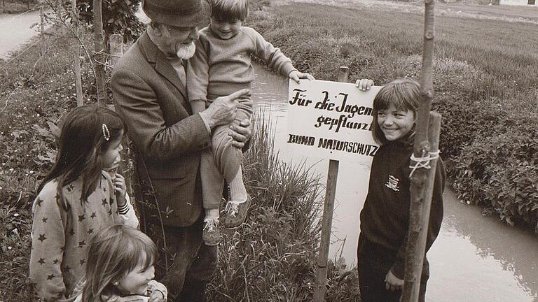  BN-Pionier Andreas Pampuch pflanzte Mitte der 70er-Jahre mit dem Naturschutz-Nachwuchs in der Kitzinger Flur Bäume und Sträucher. BN-Pionier Andreas Pampuch pflanzte Mitte der 70er-Jahre mit dem Naturschutz-Nachwuchs in der Kitzinger Flur Bäume und Sträucher.