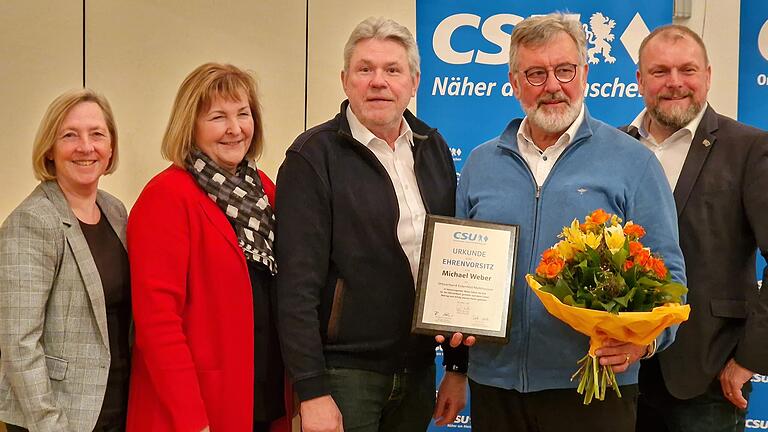 Die stellvertretenden CSU-Vorsitzenden Ulrike Roth und Rosi Schraud, Vorsitzender Dieter Ruchser, Ehrenvorsitzender Michael Weber und CSU-Kreisvorsitzender Thomas Eberth bei der Ehrung. Die stellvertretenden CSU-Vorsitzenden Ulrike Roth und Rosi Schraud, Vorsitzender Dieter Ruchser, Ehrenvorsitzender Michael Weber und CSU-Kreisvorsitzender Thomas Eberth bei der Ehrung.