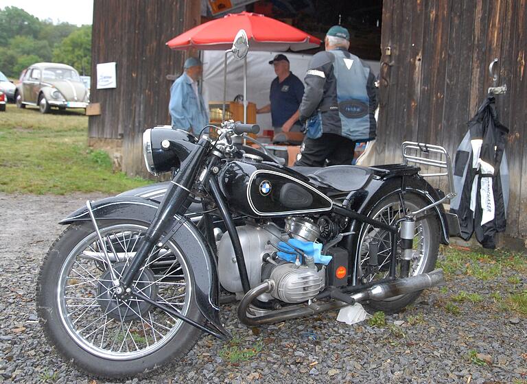 Auch ein paar Fahrer von betagten Motorrädern hatten den Weg in die Eherieder Mühle gefunden. Auch ein paar Fahrer von betagten Motorrädern hatten den Weg in die Eherieder Mühle gefunden.