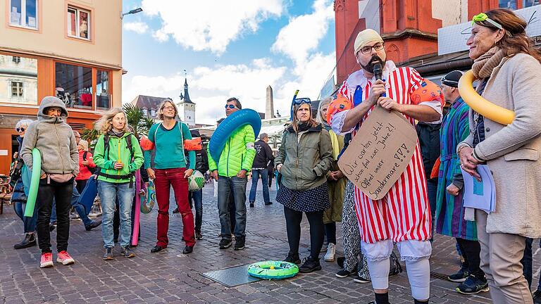 Rund 20 Menschen versammelten sich am vergangenen Samstag in Würzburg zu einem Flashmob und forderten die Wiedereröffnung des Sandermare für die Öffentlichkeit. Rund 20 Menschen versammelten sich am vergangenen Samstag in Würzburg zu einem Flashmob und forderten die Wiedereröffnung des Sandermare für die Öffentlichkeit. 