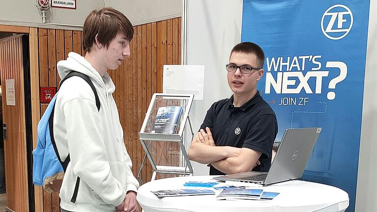 Infomieren und Kontakte knüpfen: Ein Schüler der Realschule des FLSH Schloss Gaibach im Gespräch über mögliche Ausbildungschancen bei der ZF Friedrichshafen AG. Infomieren und Kontakte knüpfen: Ein Schüler der Realschule des FLSH Schloss Gaibach im Gespräch über mögliche Ausbildungschancen bei der ZF Friedrichshafen AG.