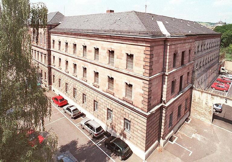 Im Hof des Gefängnisses in der Ottostraße fand am Morgen des 11. September 1924 eine Hinrichtung statt. Im angrenzenden Ringpark hatten sich zahlreiche Neugierige versammelt, die Gebete, das Herabsausen des Fallbeils und die Totenglocke hörten. Das Gefängnis wurde im Jahr 2000 abgerissen und durch einen Erweiterungsbau des Justizzentrums ersetzt. Das Gefängnis, die heutige Justizvollzugsanstalt, zog 1996 an den Friedrich-Bergius-Ring um. Im Hof des Gefängnisses in der Ottostraße fand am Morgen des 11. September 1924 eine Hinrichtung statt. Im angrenzenden Ringpark hatten sich zahlreiche Neugierige versammelt, die Gebete, das Herabsausen des Fallbeils und die Totenglocke hörten. Das Gefängnis wurde im Jahr 2000 abgerissen und durch einen Erweiterungsbau des Justizzentrums ersetzt. Das Gefängnis, die heutige Justizvollzugsanstalt, zog 1996 an den Friedrich-Bergius-Ring um.