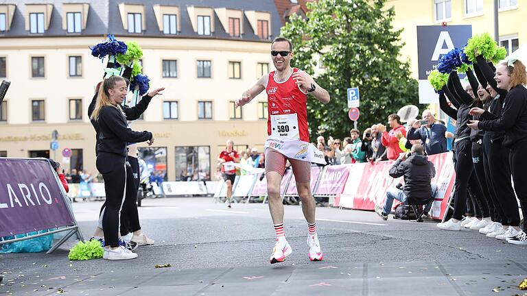 Martin Ackermann ist der Sieger des 20. Würzburger iWelt-Marathons. Martin Ackermann ist der Sieger des 20. Würzburger iWelt-Marathons.