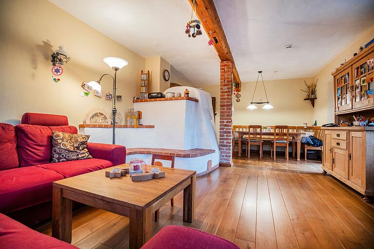 Ein großer gemauerter Grundofen im Wohn- und Esszimmer versorgt das Erdgeschoss mit Wärme. Ein großer gemauerter Grundofen im Wohn- und Esszimmer versorgt das Erdgeschoss mit Wärme.