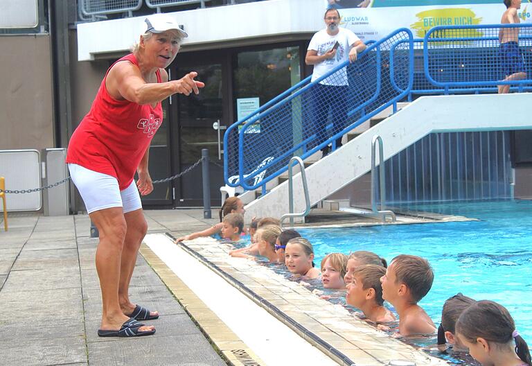 Tipps vor dem Start beim Schwimmen gab es von Karin Werbinek. Tipps vor dem Start beim Schwimmen gab es von Karin Werbinek.