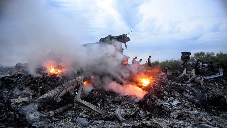 Flug MH17       -  Nur noch Trümmer: Das Passagierflugzeug mit der Flugnummer MH17 wurde über der Ostukraine abgeschossen. (Archivbild)