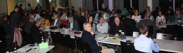 Am Freitagabend haben die CSU-Kreisdelegierten im Kitzinger Stadtteilzentrum Siedlung Timo Markert zum Landratskandidaten nominiert. Am Freitagabend haben die CSU-Kreisdelegierten im Kitzinger Stadtteilzentrum Siedlung Timo Markert zum Landratskandidaten nominiert.