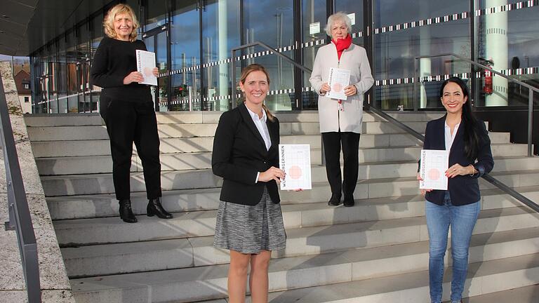 Gleichstellungsbeauftragte Petra Müller-März (von links), Bürgermeisterin Judith Jörg, Historikerin Gisela Kaiser und Sozialreferentin Dr. Hülya Düber stellen die neu aufgelegte Broschüre vor.