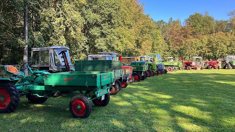 In Reih und Glied stehen sie da, die insgesamt 42 Teilnehmer beim elften Neubessinger Schleppertreffen. Mit dabei waren Fabrikate unterschiedlichster Couleur, wie etwa John Deere, Lanz, Eicher, Güldner, Fendt oder Porsche, um nur einige zu nennen. In Reih und Glied stehen sie da, die insgesamt 42 Teilnehmer beim elften Neubessinger Schleppertreffen. Mit dabei waren Fabrikate unterschiedlichster Couleur, wie etwa John Deere, Lanz, Eicher, Güldner, Fendt oder Porsche, um nur einige zu nennen.