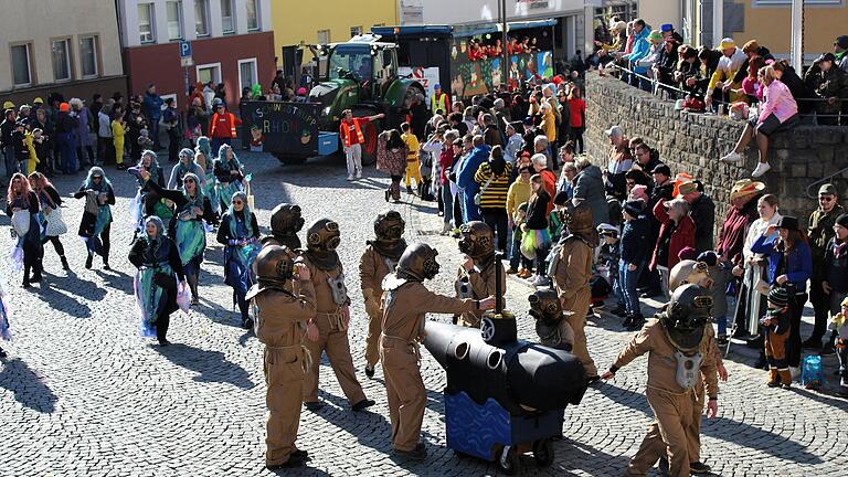 Bei Kaiserwetter waren am Sonntag viele Faschingsfreunde zum Umzug der MKG gekommen, um friedlich miteinander zu feiern und Spaß zu haben.
