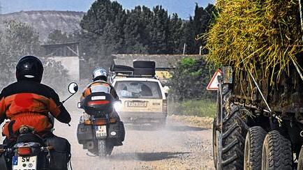 Abenteuer: Über Passstraßen und Staub-Pisten führte die Rallye nach Baku. In der Wüste wartete das Siegerkamel. Elke Geier begnügte sich mit ihrem Nummernschild als Souvenir.