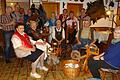 Auch in diesem Jahr gab es wieder eine Spinnstube im Gasthof Mühlengrund in Oberweißenbrunn. Es war ein Abend voller Geselligkeit und Gesang. An den Spinnrädern saßen (von links): Irmine Reulbach, Helmtrud Fuß,  Hedwig Röhner (alle Oberweißenbrunn), Ludwina Abert (Wildflecken), Felix Back (Oberweißenbrunn) und Mechthild Breitenbach (Oberbach). Für die Musik sorgten Helmut Handwerker (Unterelsbach), Werner Zirkelbach (Unterweißenbrunn), Gerhard Kirchner (Oberweißenbrunn), Werner und Cordula Wehner und Walter Wiesner.