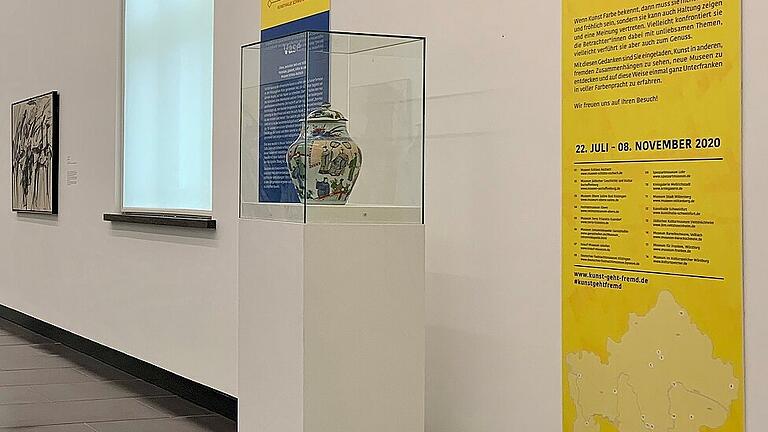 Die Chinesische Vase aus Aschach als Intervention im Flügel der informellen Kunst der Kunsthalle.