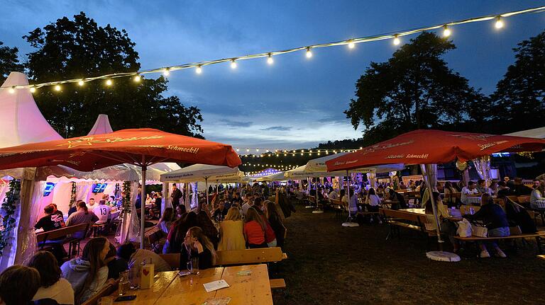 Auch während der Fußball-Übertragungen war der Kiliani-Biergarten am Main in Würzburg gut gefüllt. Bis zum 18. Juli ist er noch geöffnet. Auch während der Fußball-Übertragungen war der Kiliani-Biergarten am Main in Würzburg gut gefüllt. Bis zum 18. Juli ist er noch geöffnet.