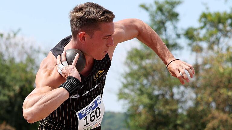 Philipp Heidenfelder von der LG Main-Spessart startete bei den bayerische Leichtathletik-Meisterschaften in Kitzingen in der Staffel und im Kugelstoßen. Mit der Staffel wurde er Erster, beim Kugelstoßen erreichte er Platz vier. Philipp Heidenfelder von der LG Main-Spessart startete bei den bayerische Leichtathletik-Meisterschaften in Kitzingen in der Staffel und im Kugelstoßen. Mit der Staffel wurde er Erster, beim Kugelstoßen erreichte er Platz vier.