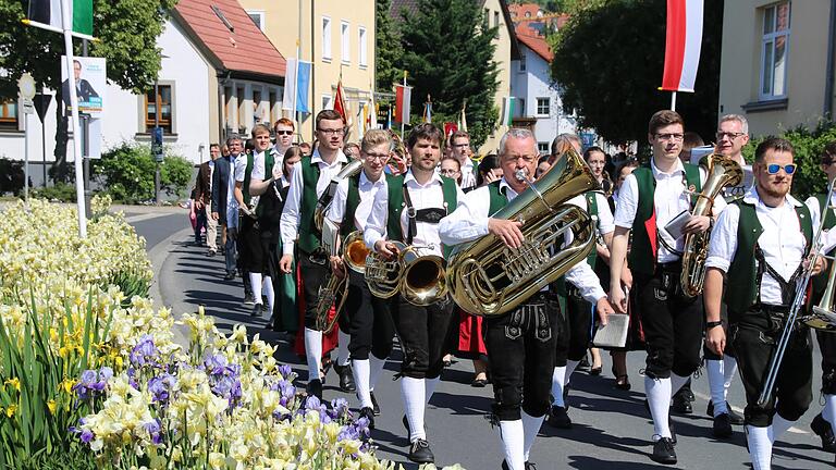 Mit einem Festzug der Vereine und Ehrengäste des Bürgerfestes geht es vom Maria Sondheim zum Cancale–Platz, wo anschließend der Fassanstich stattfindet (Archivbild). Mit einem Festzug der Vereine und Ehrengäste des Bürgerfestes geht es vom Maria Sondheim zum Cancale–Platz, wo anschließend der Fassanstich stattfindet (Archivbild).