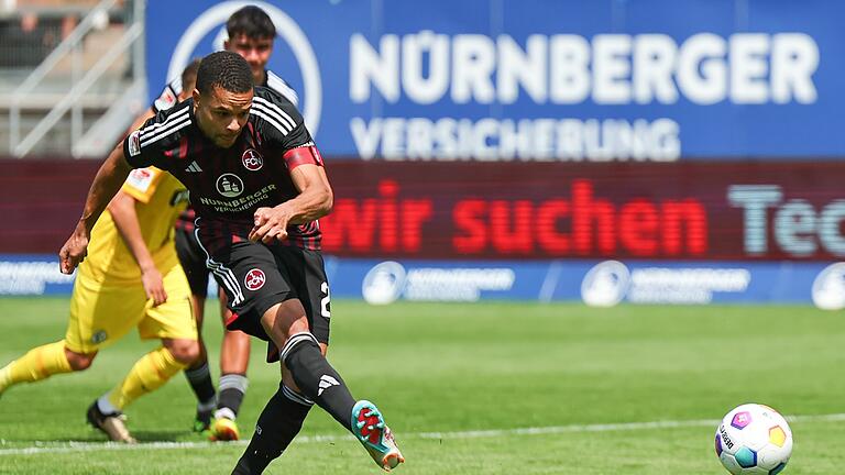 1. FC Nürnberg - SV Elversberg       -  Der Nürnberger Jan Gyamerah erzielt per Strafstoß den Treffer zum 2:0.