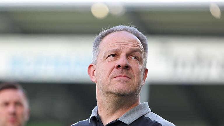 Alexander Zorniger       -  Der Fürther Trainer Alexander Zorniger steht vor Spielbeginn auf dem Platz. Sein Team bestritt ein Testspiel.