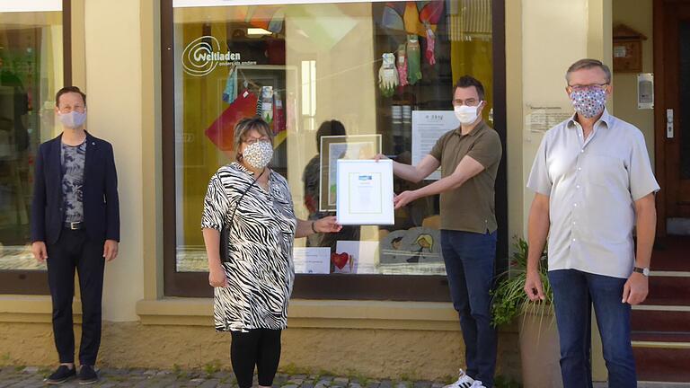 Zur Übergabe der 'Fairtrade-Stadt'-Urkunde trafen sich (von links): Bürgermeister Thorsten Wozniak, Petra Aumüller, Daniel Hausmann und Georg Löhrlein von der Vorstandschaft.