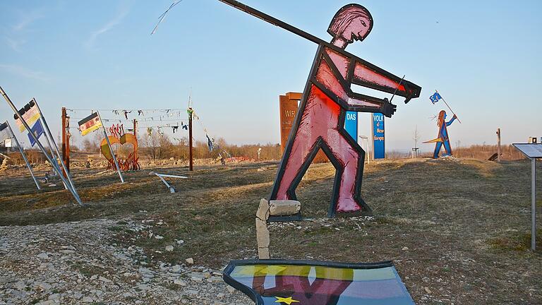 Mutwillig zerstört wurde am Skulpturenpark Deutsche Einheit am einstigen Grenzübergang Eußenhausen-Henneberg die Skulptur 'Der Junge mit der Fahne'. Mit brachialer Gewalt haben die Unbekannten die Fahne herunter gerissen. Mutwillig zerstört wurde am Skulpturenpark Deutsche Einheit am einstigen Grenzübergang Eußenhausen-Henneberg die Skulptur 'Der Junge mit der Fahne'. Mit brachialer Gewalt haben die Unbekannten die Fahne herunter gerissen.
