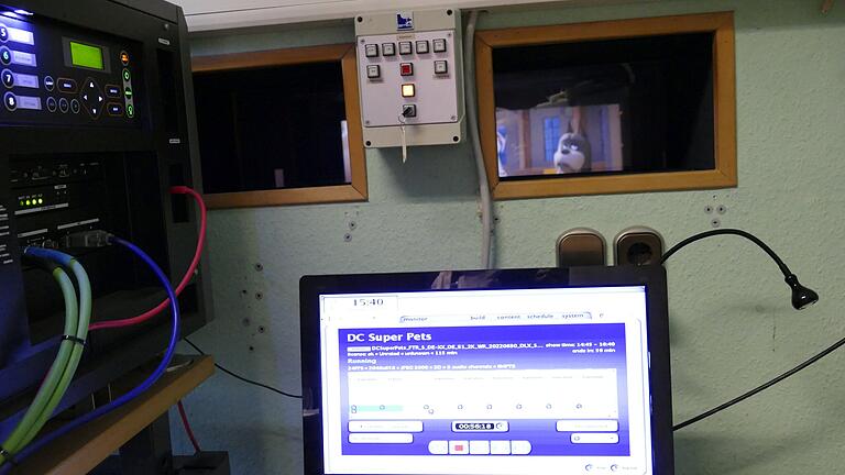 Statt großer Filmspulen findet man jetzt im Vorführraum der Mühlbacher Burglichtspiele jetzt einen Beamer-Projektor mit Festplatten und Monitor. Statt großer Filmspulen findet man jetzt im Vorführraum der Mühlbacher Burglichtspiele jetzt einen Beamer-Projektor mit Festplatten und Monitor.