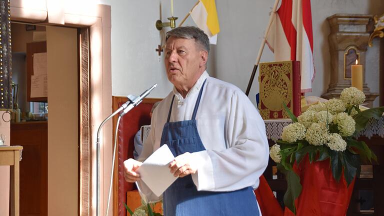 Pfarrer Georg Hartmann mit der blauen Schürze. Pfarrer Georg Hartmann mit der blauen Schürze.