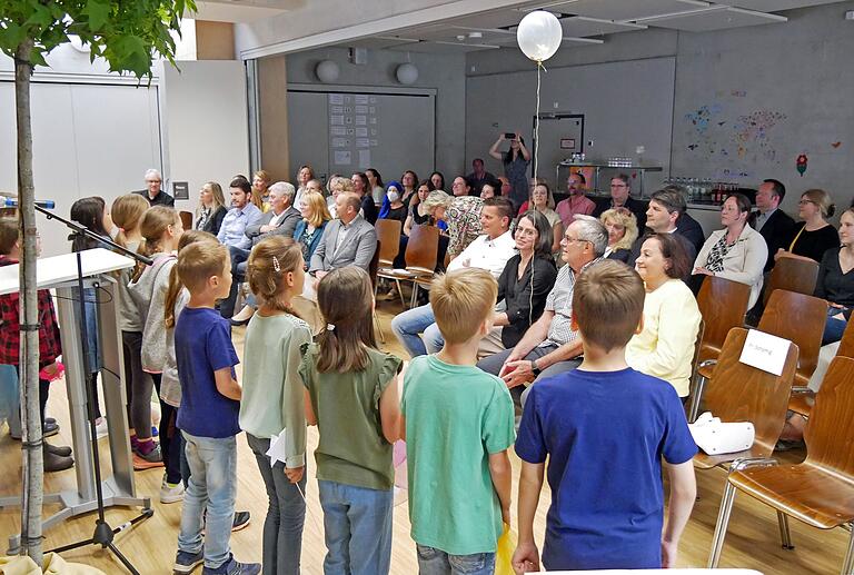Einige Schulklassen, das Lehrerkollegium und geladene Gäste gestalteten das Programm zur offiziellen Einführung der neuen Schulleiterin Stephanie Kordmann. Sie sitzt zwischen ihren Mann Christian und ihren Eltern in der ersten Reihe (3. von rechts). Einige Schulklassen, das Lehrerkollegium und geladene Gäste gestalteten das Programm zur offiziellen Einführung der neuen Schulleiterin Stephanie Kordmann. Sie sitzt zwischen ihren Mann Christian und ihren Eltern in der ersten Reihe (3. von rechts).