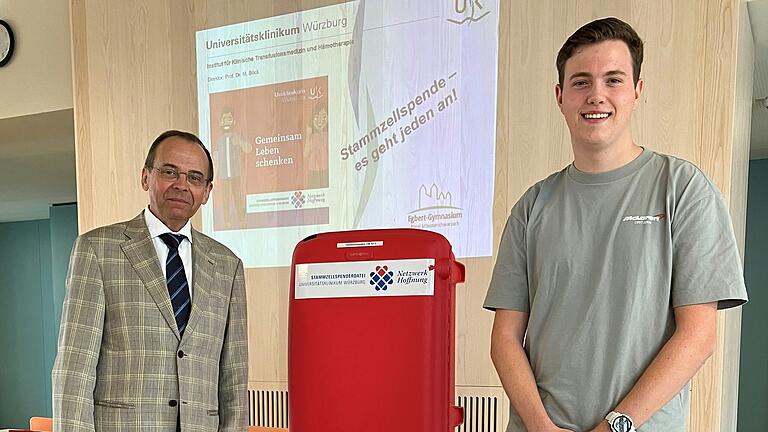 Gemeinsam gegen Leukämie: Lukas Rath aus Schnepfenbach (rechts), Abiturient am EGM, konnte mit seiner Stammzellenspende möglicherweise einem kleinen Jungen das Leben retten. Prof. Markus Böck (links) hat dies durch seinen Einsatz für die Stammzellenspenderdatei erst möglich gemacht.