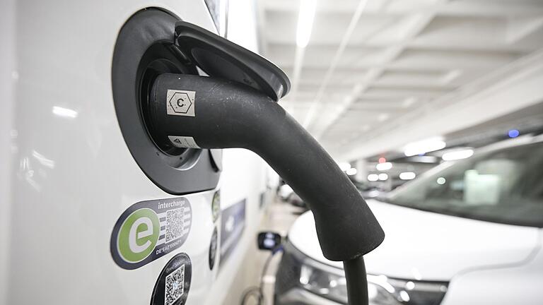E-Ladesäule       -  Scholz will den Absatz von E-Autos ankurbeln