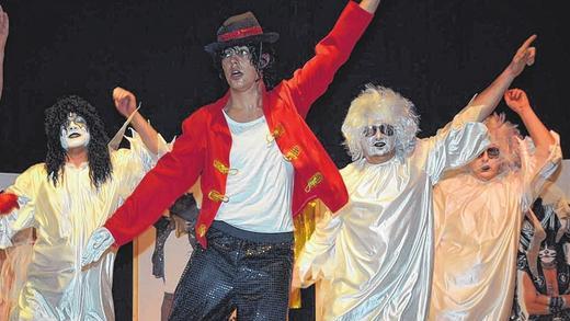 Ist das Michael Jackson? „Sweet Dreams“ vermittelte das Männerballett bei seiner kraftvoll-sehnsüchtigen Vorstellung in der Jubiläumsprunksitzung 55 Jahre Faschingsclub Helmstadt am Samstagabend. Ist das Michael Jackson? „Sweet Dreams“ vermittelte das Männerballett bei seiner kraftvoll-sehnsüchtigen Vorstellung in der Jubiläumsprunksitzung 55 Jahre Faschingsclub Helmstadt am Samstagabend.