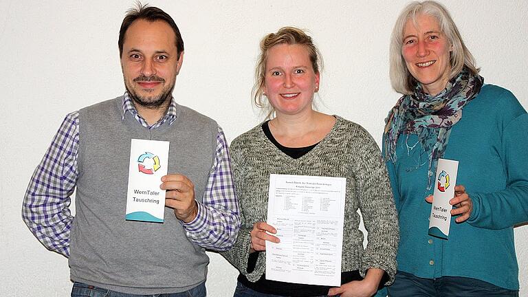 Der „WernTaler Tauschring' in Arnstein etabliert sich. Regelmäßig treffen sich die Mitglieder unter Vorsitz des Organisationsteams (im Bild von rechts) Manuela Meinhardt, Annika Könnecke und Martin Becker jeweils am letzten Dienstag im Monat, um sich auszutauschen. Der „WernTaler Tauschring' in Arnstein etabliert sich. Regelmäßig treffen sich die Mitglieder unter Vorsitz des Organisationsteams (im Bild von rechts) Manuela Meinhardt, Annika Könnecke und Martin Becker jeweils am letzten Dienstag im Monat, um sich auszutauschen.