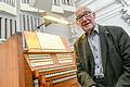 Der Organist Klaus Linsenmeyer feiert Jubiläum als Organist. Er spielt seit 50 Jahren die Orgel in Stift Haug in Würzburg.