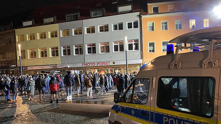 Eindruck von der Versammlung am 12. Dezember auf dem Marktplatz in Schweinfurt. Eindruck von der Versammlung am 12. Dezember auf dem Marktplatz in Schweinfurt.