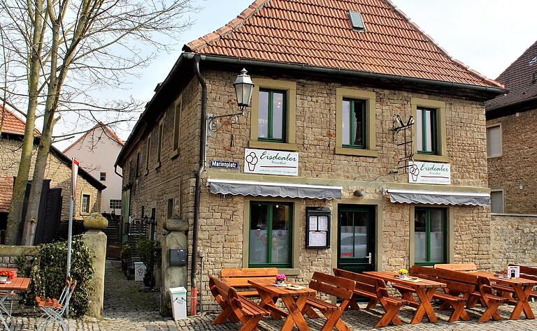 Ins schmucke alte Häuschen am Wiesentheider Marienplatz ist nun mit dem 'Eisdealer' ein Bistro mit Eisdiele eingezogen. Drinnen und draußen sind reichlich Sitzplätze. Ins schmucke alte Häuschen am Wiesentheider Marienplatz ist nun mit dem 'Eisdealer' ein Bistro mit Eisdiele eingezogen. Drinnen und draußen sind reichlich Sitzplätze.