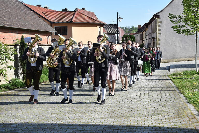 Zum Beginn des Siebenerfestes zogen die Festteilnehmer unter Anführung der Binsfelder Musikanten zur Kirche und nach dem Festgottesdienst zum Sportheim, dem Ort ihrer Tagung. Zum Beginn des Siebenerfestes zogen die Festteilnehmer unter Anführung der Binsfelder Musikanten zur Kirche und nach dem Festgottesdienst zum Sportheim, dem Ort ihrer Tagung.