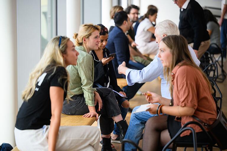 Speed-Dating: Schauspielerinnen und Schauspieler stehen am Sonntag (22.09.24) beim Theaterfest am Mainfranken Theater in Würzburg für kurze, persönliche Fragerunden zur Verfügung. Das Theaterfest bietet allen kleinen und großen Gästen ein vielfältiges Programm, darunter verschiedene Workshops mit Ensemblemitgliedern und Blicke hinter die Kulissen sowie Premierenmatineen der Produktionen, Maria Stuart, In den Alpen und Medea.