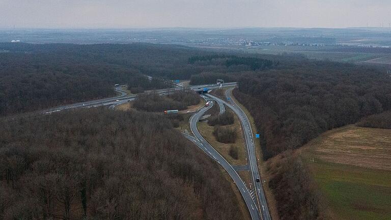 Blick auf das Autobahnkreuz bei Werneck aus Richtung Arnstein. Weil neue Zu- und Abfahrten gebaut werden, sollen 25 Hektar des Waldes im Stettholz (rechts im Bild) gerodet werden. Das und anderes an den Ausbauplänen kritisiert der Bund Naturschutz massiv.