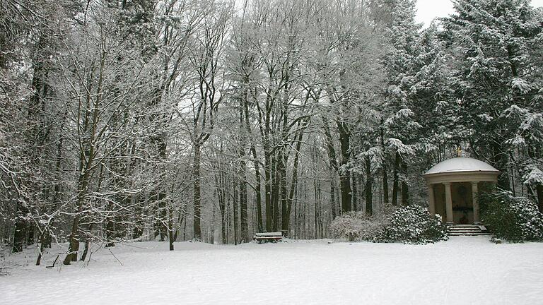 Auch am Mausoleum geht es während der winterlichen Schlossparkführung auf dem Schwanberg vorbei.