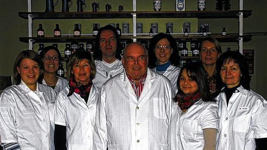 Freuen sich über 40. Geburtstag: (von links) Melanie Linzmayer, Julia Fugmann, Evi Kraus, Frank Burzler, Alfred Burzler, Christiane Leckel, Karina Pfister, Heike Ach und Petra Vogel. Freuen sich über 40. Geburtstag: (von links) Melanie Linzmayer, Julia Fugmann, Evi Kraus, Frank Burzler, Alfred Burzler, Christiane Leckel, Karina Pfister, Heike Ach und Petra Vogel.